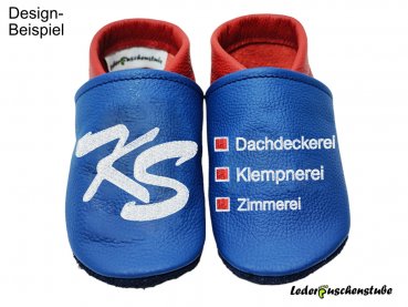 Lederpuschen jeansblau-rot mit Stickerei Logo KS